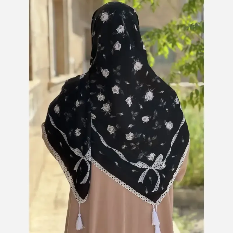 روسری کرپنخ مشکی طرحدار قواره 140 با منگوله - تصویر 2